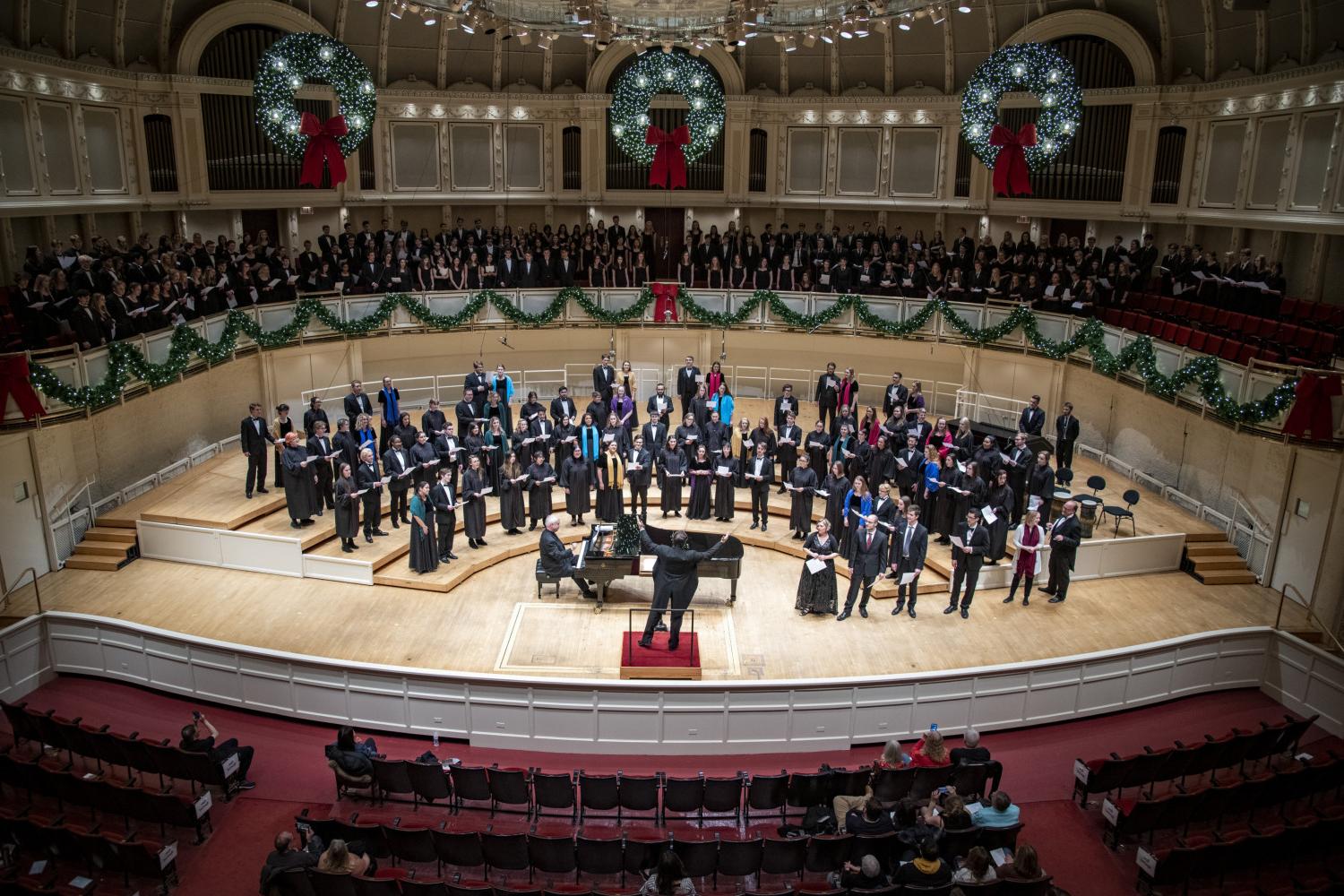 The <a href='http://kr.86899805.com'>bv伟德ios下载</a> Choir performs in the Chicago Symphony Hall.